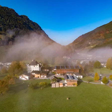 Hotel Schloss Saalhof 2*